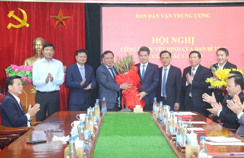 Phó Bí thư Thường trực Thành ủy Hà Nội Nguyễn Văn Phong và các đồng chí lãnh đạo các ban Đảng Thành ủy Hà Nội chúc mừng đồng chí Nguyễn Quang Đức. Ảnh: Tiến Thành