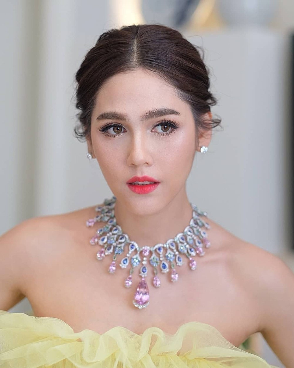 'Phú bà showbiz' được chồng cho hưởng di chúc 7.000 tỷ, sống trong nhung lụa, hàng hiệu dát kín người - ảnh 1