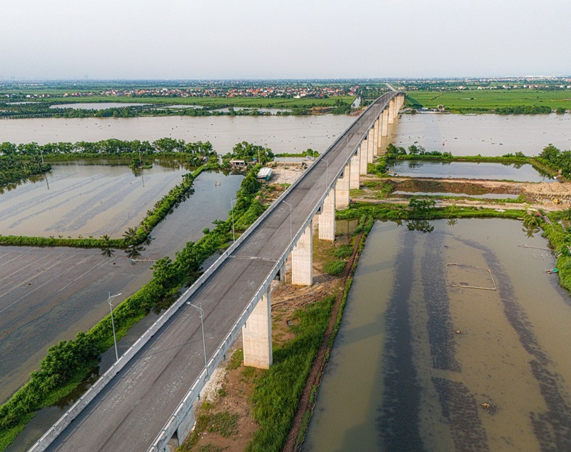 Cây cầu đã hoàn thành nhưng chưa thể lưu thông. Ảnh: Ngọc Đẹp