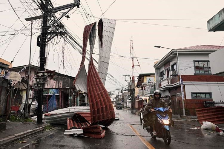 Siêu bão Manyi tàn phá Philippines, ít nhất 8 người thiệt mạng - ảnh 1