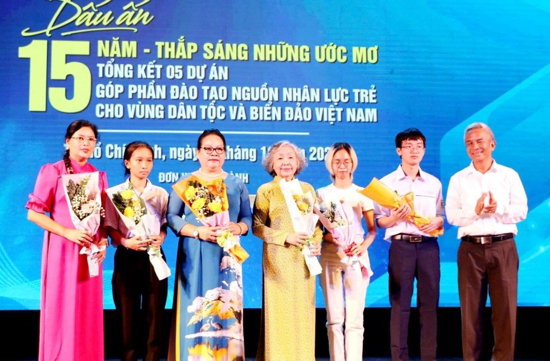 Nữ doanh nhân đứng sau thành công của gia tộc Kim Sơn: Nhà giáo tâm huyết, tấm gương mẫu mực cho thế hệ trẻ