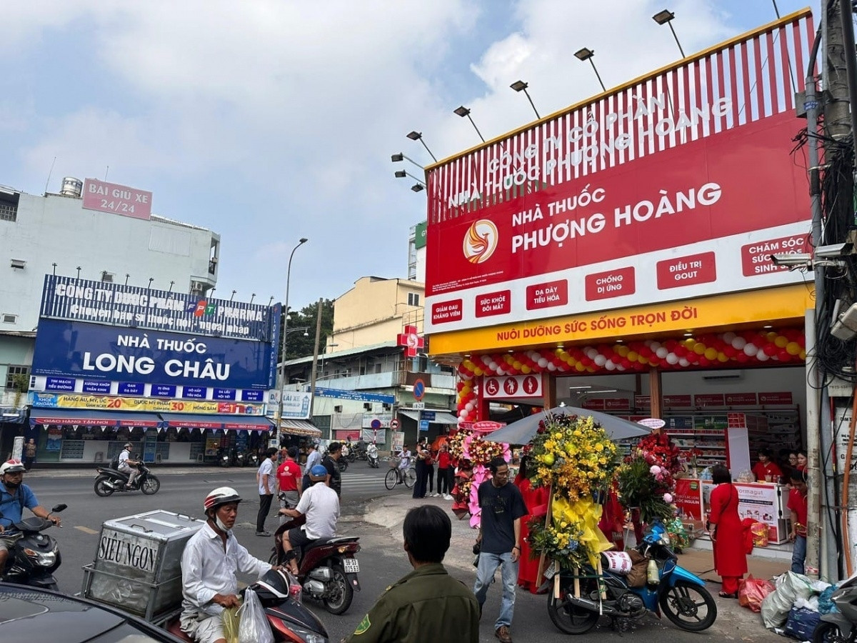 Xuất hiện nhà thuốc Phượng Hoàng ‘đối đầu’ Long Châu tại góc phố trung tâm TP. HCM: Hé lộ danh tính bất ngờ người đứng sau