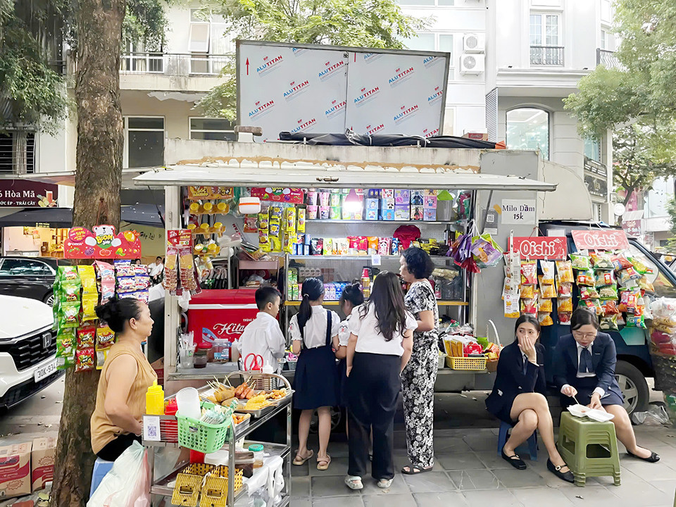 Hàng xe lưu động tại một cổng trường tiểu học trên địa bàn Hà Nội sau giờ tan trường. 