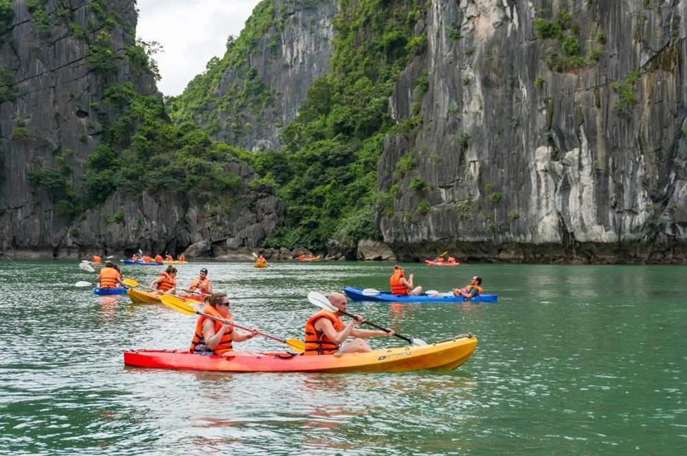 Vì sao Cát Bà tạm dừng hoạt động chèo thuyền kayak trên vịnh? - ảnh 1