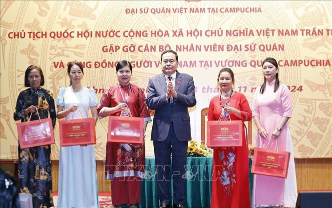 Chủ tịch Quốc hội Trần Thanh Mẫn gặp gỡ cộng đồng người Việt Nam tại Campuchia