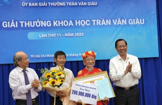 Cụ ông 104 tuổi được đề nghị trao giải Sách Quốc gia: Từng được vinh danh Kỷ lục Việt Nam, ngoài trăm tuổi vẫn làm việc 10 tiếng/ngày - ảnh 4