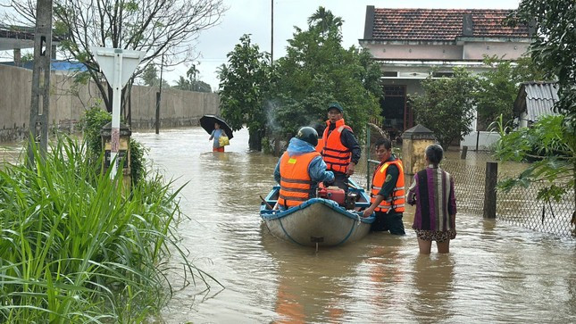 Mưa lớn kéo dài ở miền Trung, lũ trên sông Vệ trên báo động 3 ảnh 1