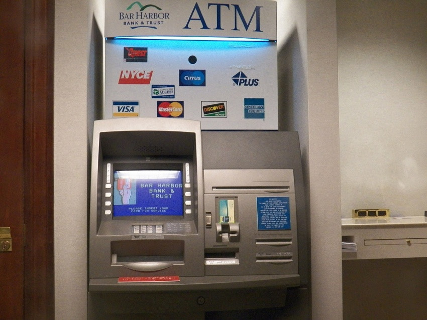 Người dân chuộng chuyển khoản, quét mã QR: Máy ATM và POS ngày càng ít dần