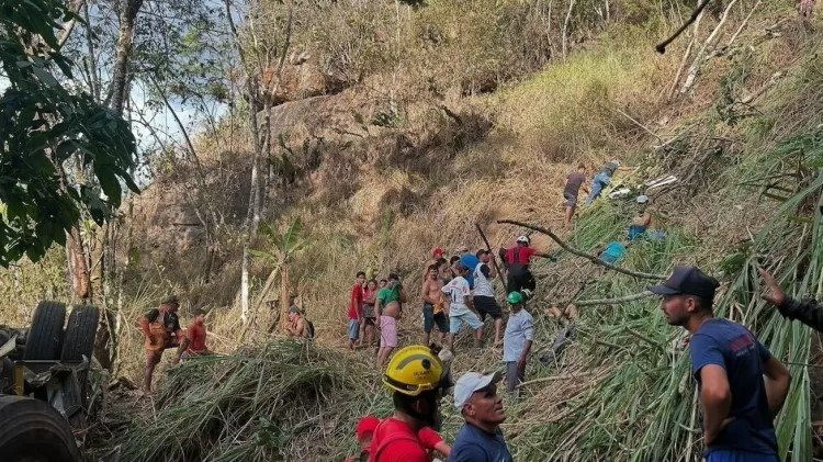 o-veiculo-caiu-numa-ribanceira-em-area-de-mata-o-que-dificultou-o-trabalho-de-resgate-1732480119714_v2_750x421.jpg-1-.jpg