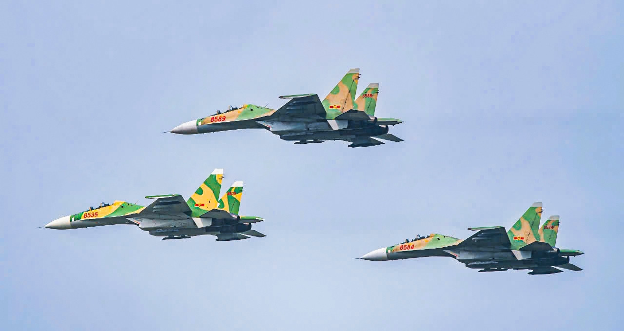 Tiêm kích 'hổ mang chúa' Su30-MK2, trực thăng diễn tập bay trên bầu trời Hà Nội