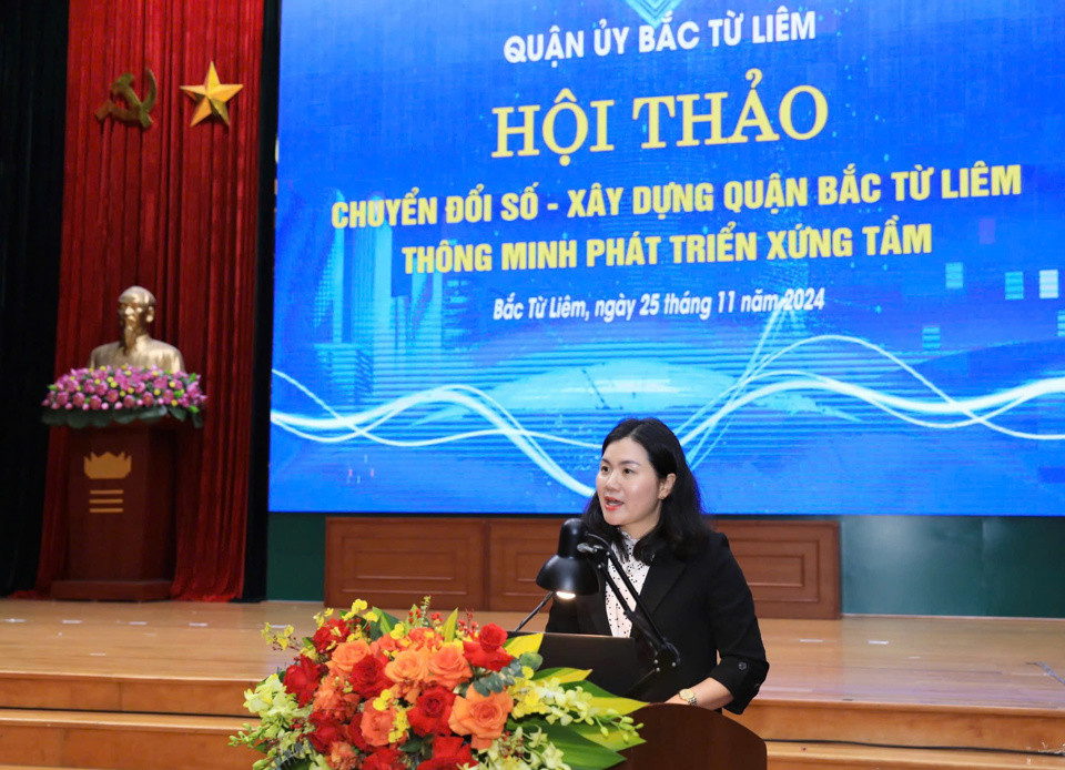 Thượng tá, PGS.TS Trần Thị Hoa - Phó Trưởng Khoa Quản lý hành chính, Học viện Cảnh sát Nhân dân phát biểu tham luận tại hội thảo.