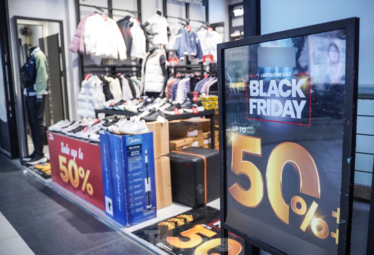 Black Friday đúng đợt rét nhất từ đầu mùa, người Hà Nội đổ xô mua quần áo ảnh 13