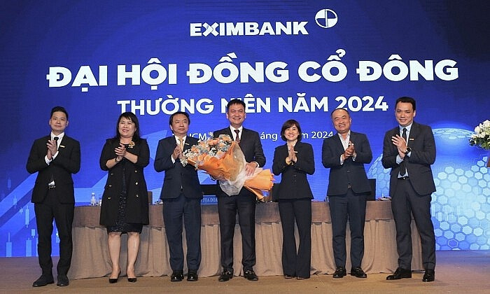 Có ít nhất hai nhóm cổ đông nắm trên 5% vốn Eximbank (EIB)?