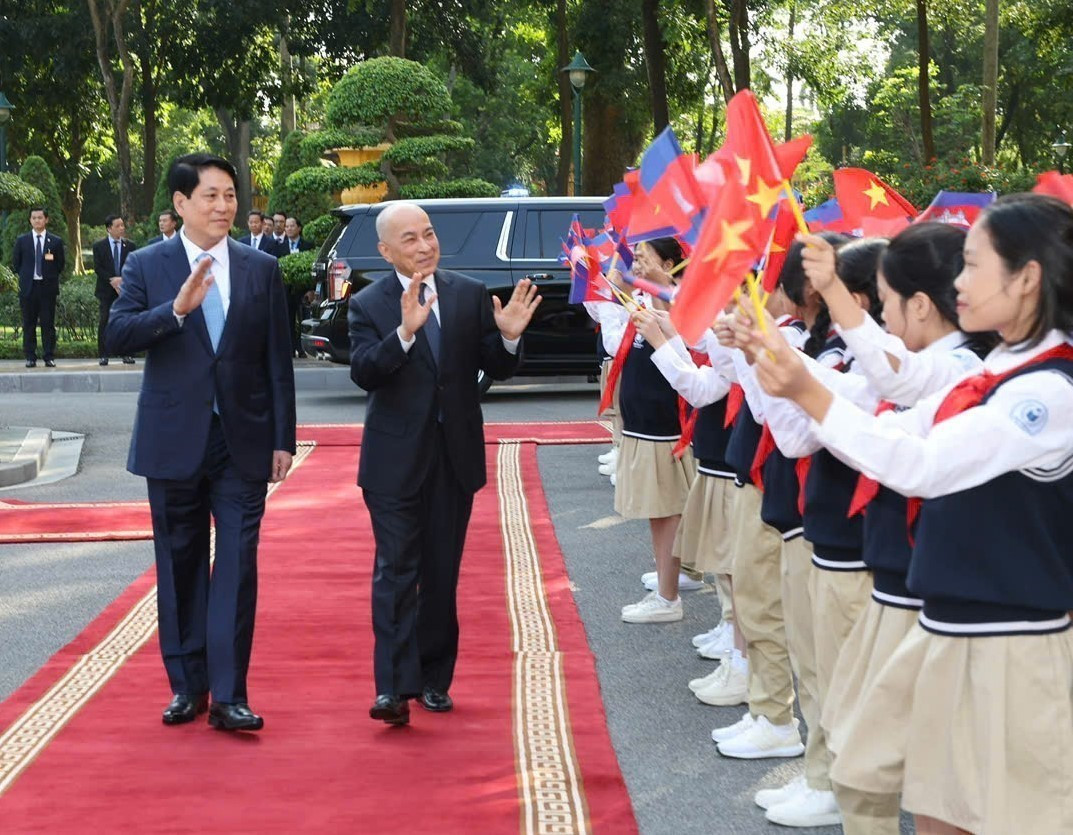 vna_potal_le_don_chinh_thuc_quoc_vuong_campuchia_tham_cap_nha_nuoc_toi_viet_nam___7728089.jpg