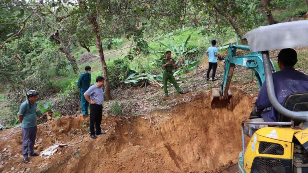 Phát hiện đường hầm khai thác vàng trái phép, chính quyền tiến hành san lấp, ngăn chặn hoạt động bất hợp pháp - ảnh 1