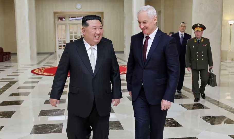 Nhà lãnh đạo Triều Tiên Kim Jong-un (trái) gặp Bộ trưởng Quốc phòng Nga Andrei Belousov tại Bình Nhưỡng hôm 29/11. Ảnh: KCNA