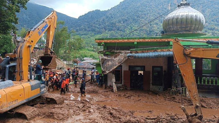 Lực lượng cứu hộ tìm kiếm nạn nhân sau trận lở đất khiến nhiều người thiệt mạng và một số người khác mất tích ở Karo, Bắc Sumatra, Indonesia. Ảnh: AP