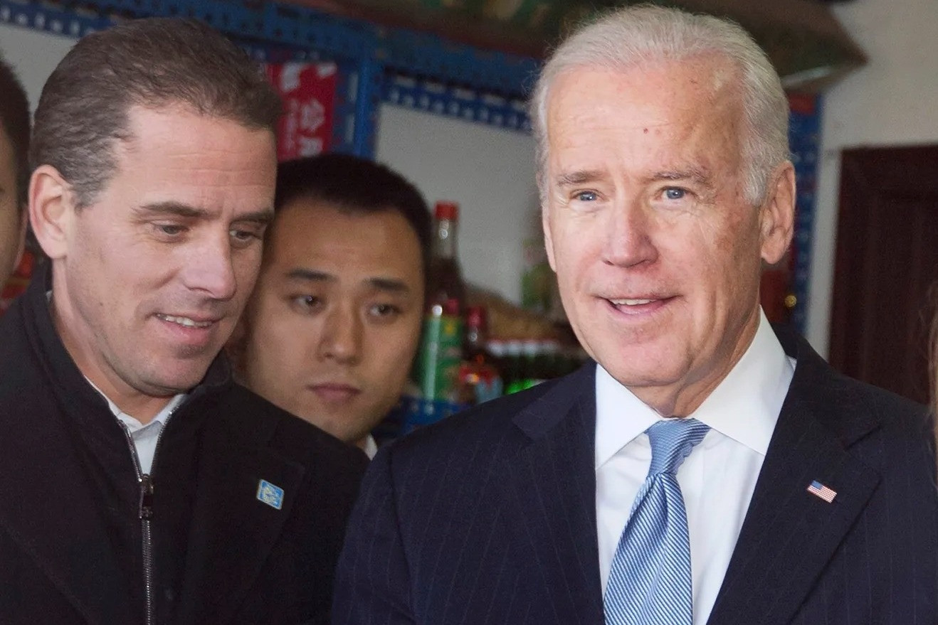 Tổng thống Joe Biden và con trai. Ảnh: EPA/EFE