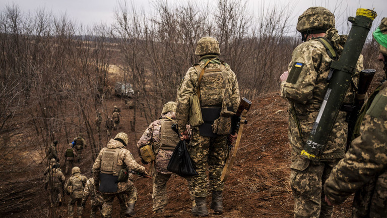 Binh lính Ukraine tham gia huấn luyện quân sự gần tiền tuyến ở Donetsk, Nga, ngày 15/3/2024. Ảnh: Jose Colon