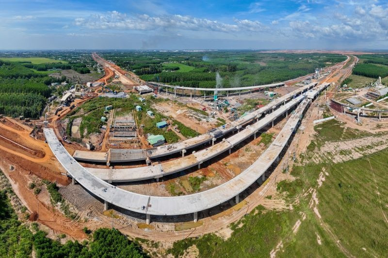 Thủ tướng Phạm Minh Chính ra loạt chỉ đạo nóng, yêu cầu đẩy nhanh tiến độ dự án sân bay Long Thành và hạ tầng giao thông kết nối