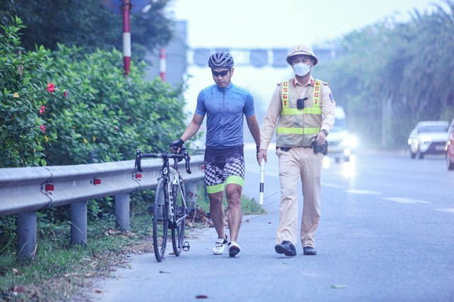 CSGT 'chốt' từ sáng sớm, nhiều cua-rơ không dám biến đường 80km/h thành nơi tập thể dục ảnh 3