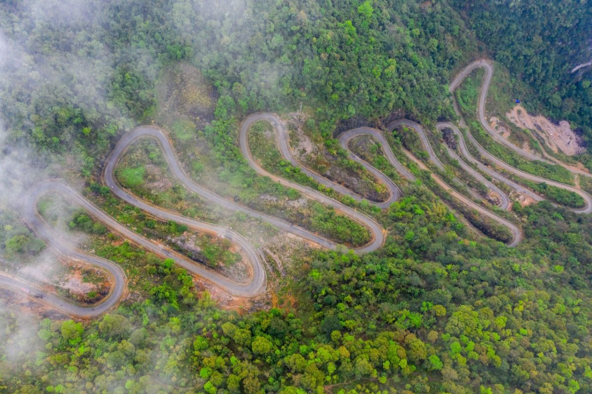 Toát mồ hôi với con đường 'đáng sợ nhất' Việt Nam: Chỉ dài 2,5km nhưng 'xếp' thành 15 tầng với 14 khúc cua 'tay áo'