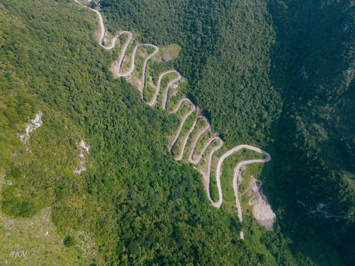 Toát mồ hôi với con đường 'đáng sợ nhất' Việt Nam: Chỉ dài 2,5km nhưng 'xếp' thành 15 tầng với 14 khúc cua 'tay áo'