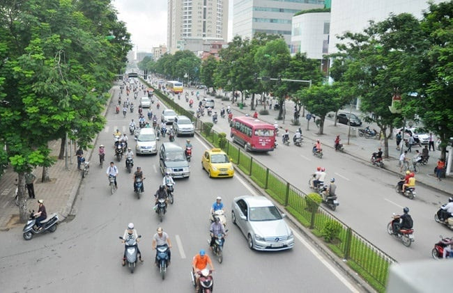 Từ 1/1/2025, giấy phép lái xe ô tô quá hạn dù chỉ 1 ngày cũng phải thi lại lý thuyết