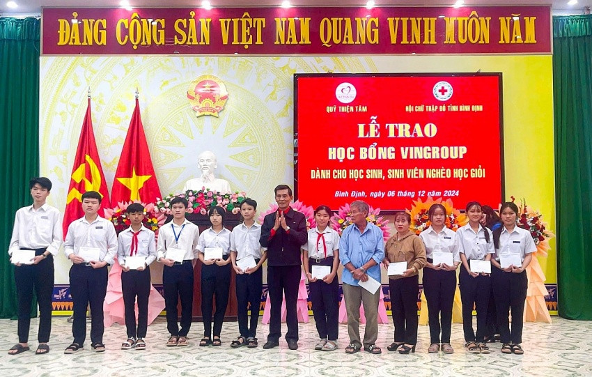 Quỹ từ thiện do tỷ phú Phạm Nhật Vượng sáng lập trao 9.300 suất học bổng cho học sinh cả nước