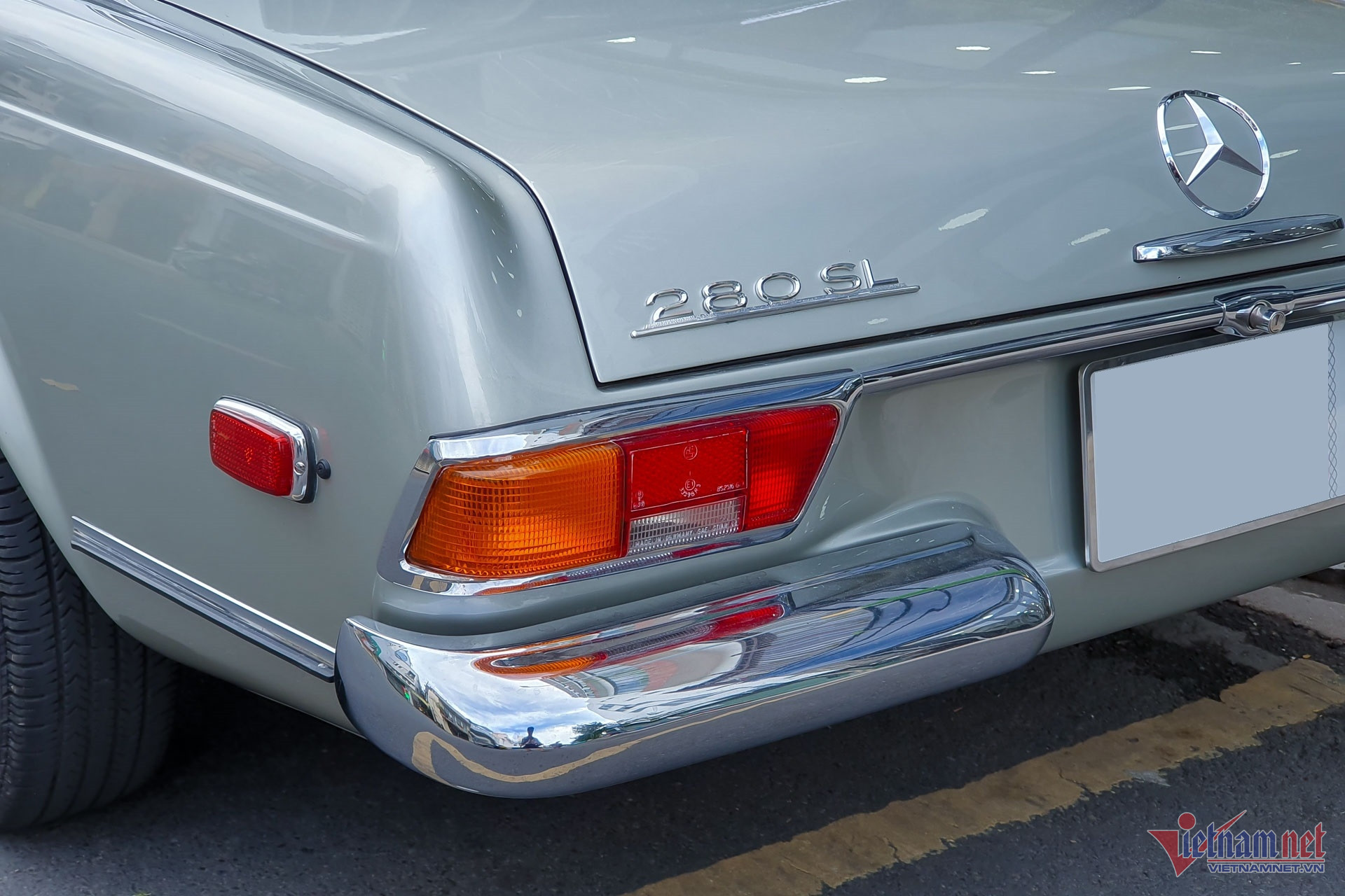 W-Mercedes Benz 280 SL Vietnamnet 8.jpg