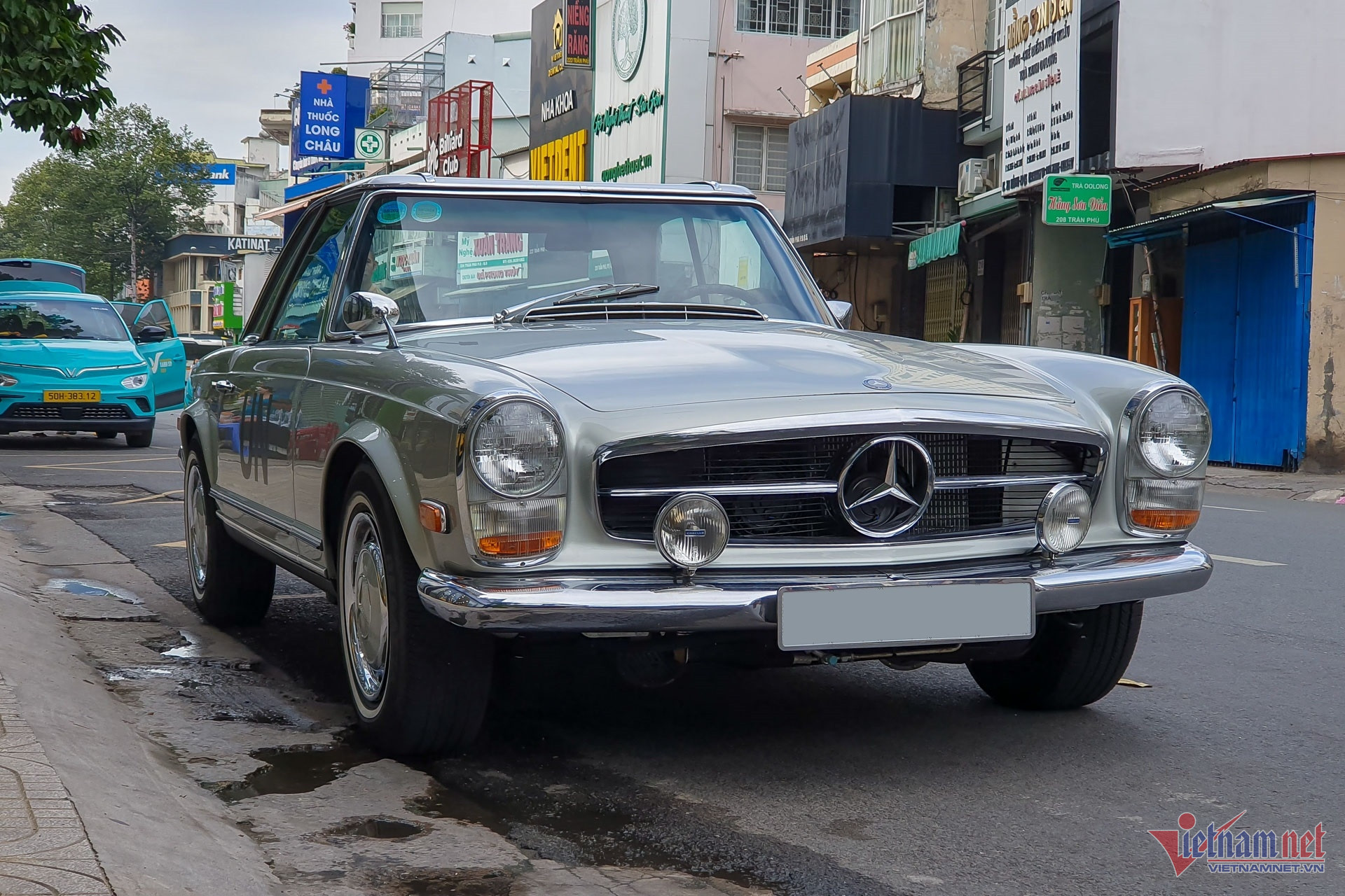 W-Mercedes Benz 280 SL Vietnamnet 9.jpg