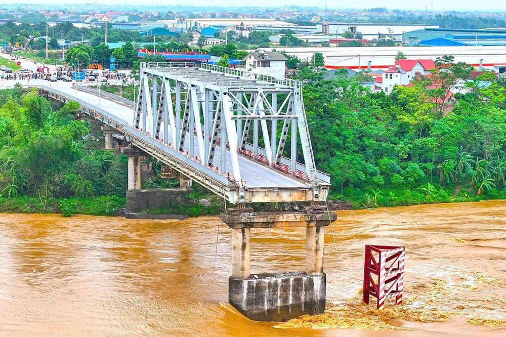 Huy động nhiều nguồn lực, chính thức bắt đầu phá dỡ cầu Phong Châu - ảnh 1