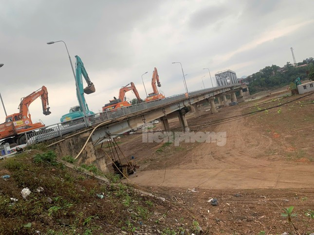 Sẵn sàng tháo dỡ phần còn lại của cầu Phong Châu ảnh 2