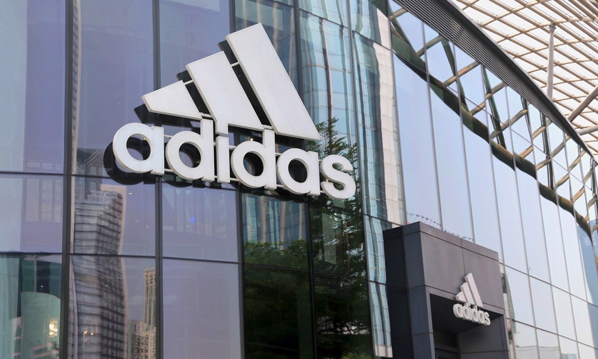 Khám xét trụ sở tại Đức của Adidas