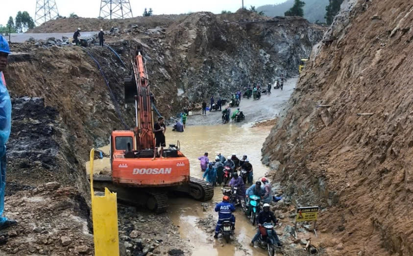 Sạt lở cung đường nguy hiểm bậc nhất Quốc lộ 19 gây ùn tắc hàng chục km