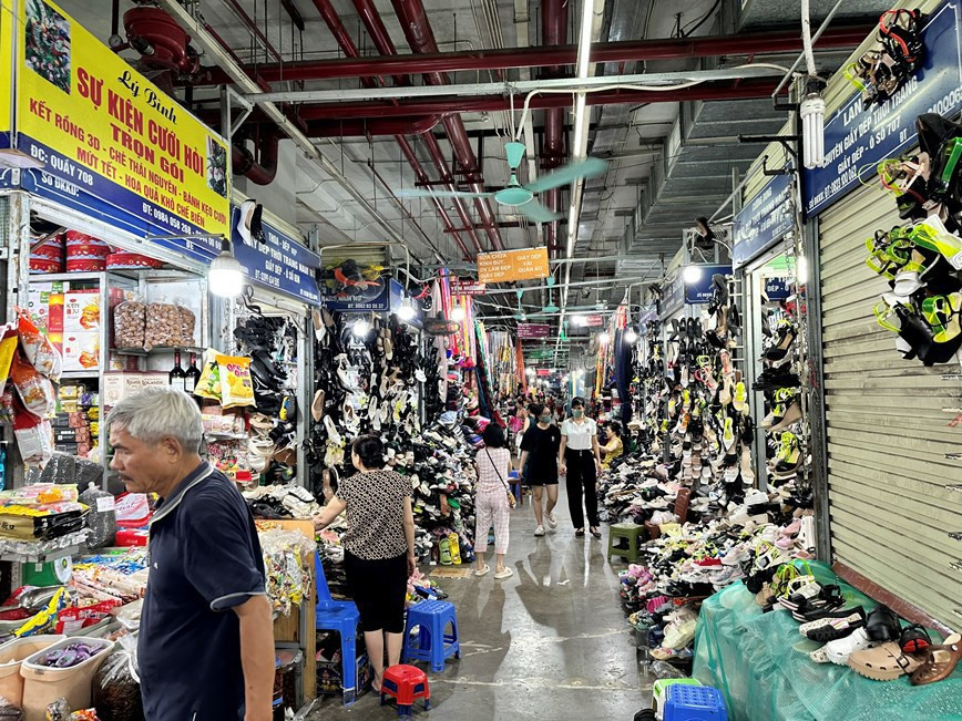 Bên trong khu chợ Mơ (quận Hai Bà Trưng).