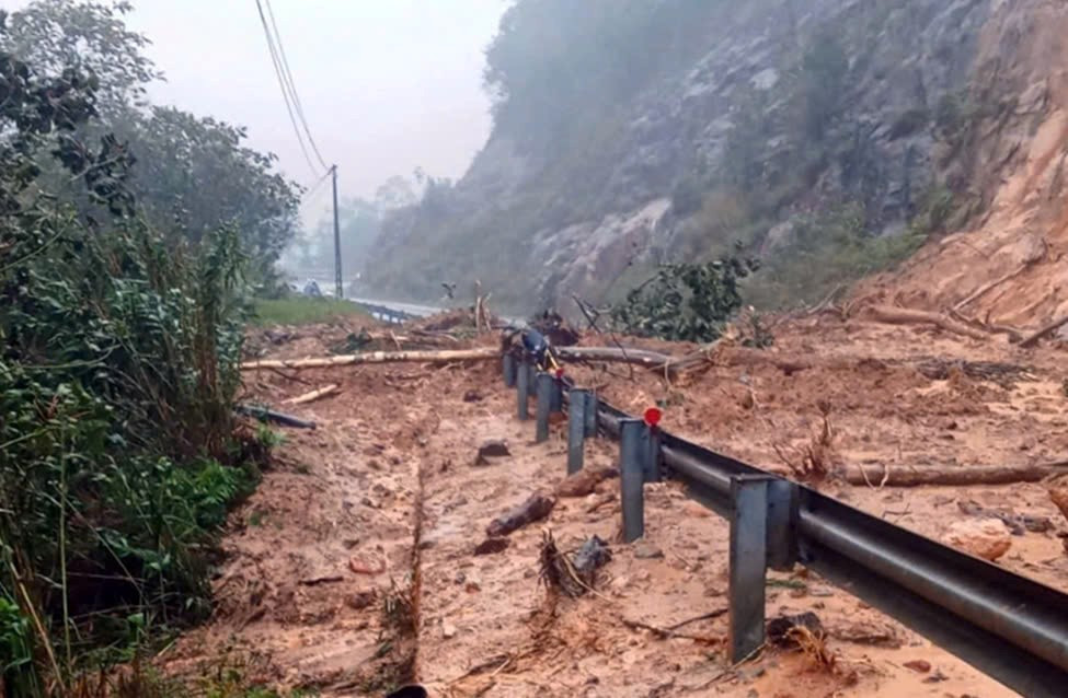 Sạt lở dội khoảng 1.000m3 đất đá xuống đèo Khánh Lê: Giao thông Nha Trang - Đà Lạt bị chia cắt, khẩn trương điều phương tiện đến khắc phục sự cố - ảnh 1