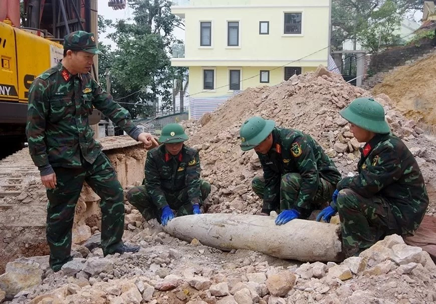 Phát hiện quả bom nặng hơn 200kg khi đào móng nhà: Hiện trường được phong tỏa, điều động lực lượng công binh đến khảo sát, di dời thành công quả bom về vị trí hủy nổ - ảnh 1