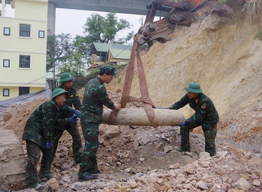 Phát hiện quả bom nặng hơn 200kg khi đào móng nhà: Hiện trường được phong tỏa, điều động lực lượng công binh đến khảo sát, di dời thành công quả bom về vị trí hủy nổ - ảnh 2