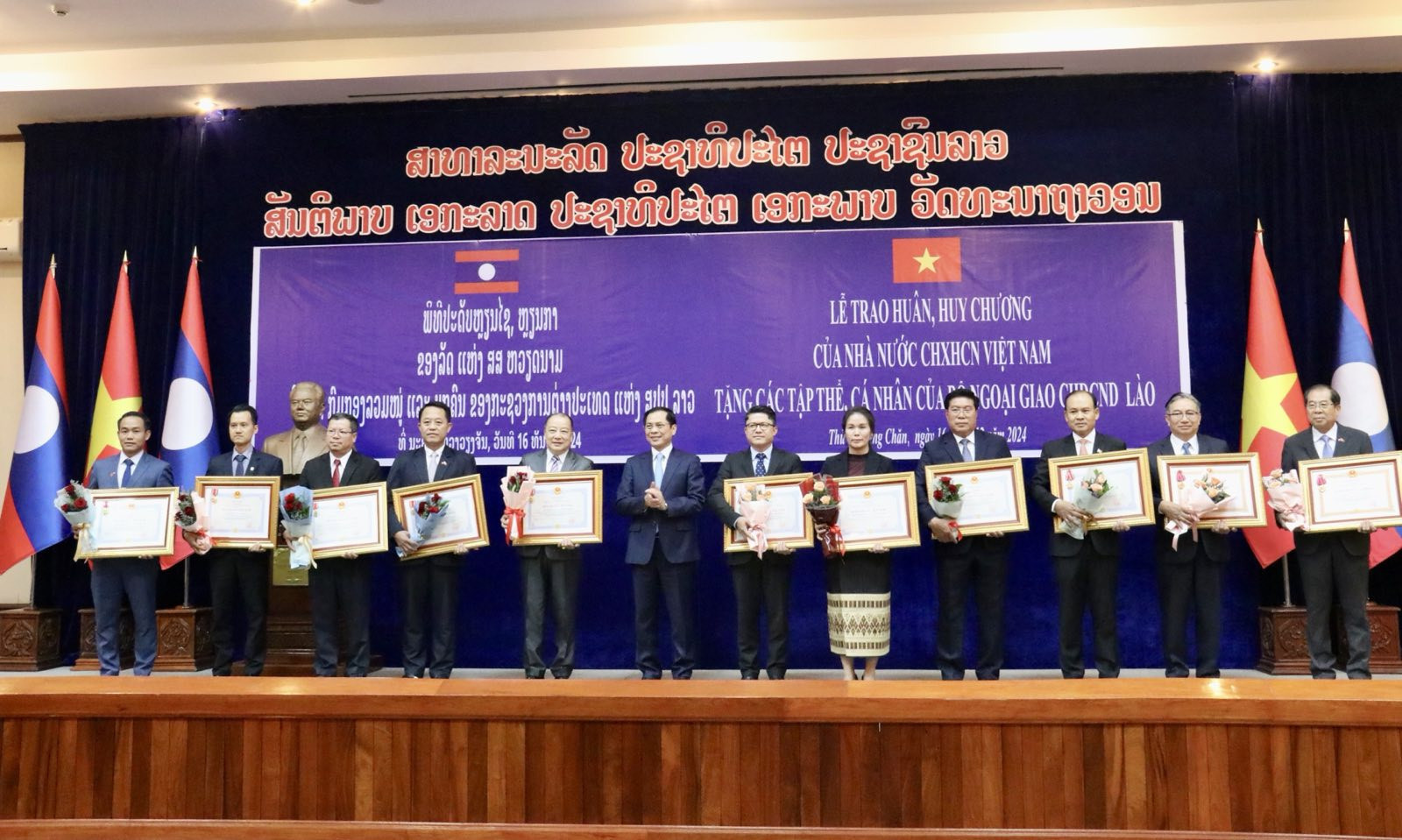 Lễ trao huân huy chương (1).jpg