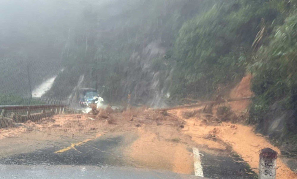 Cung đèo 33km nối hai thành phố du lịch nổi tiếng của Việt Nam sạt lở nghiêm trọng, đề nghị công bố tình huống khẩn cấp - ảnh 2