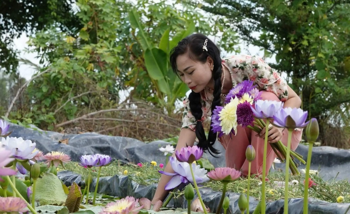 ‘Chị đẹp’ Hậu Giang trồng hoa độc lạ giữa vườn sầu riêng, bất ngờ đổi đời với thu nhập lên đến 60 triệu/tháng