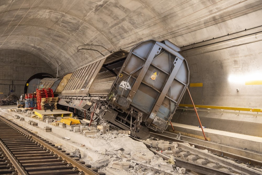 Tàu trật bánh bên trong Đường hầm Gotthard.