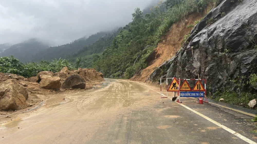 Chính thức thông xe 1 làn sau hơn 4 ngày sạt lở tại ‘con đường biển và hoa’ nối hai thành phố du lịch nổi tiếng của Việt Nam - ảnh 1