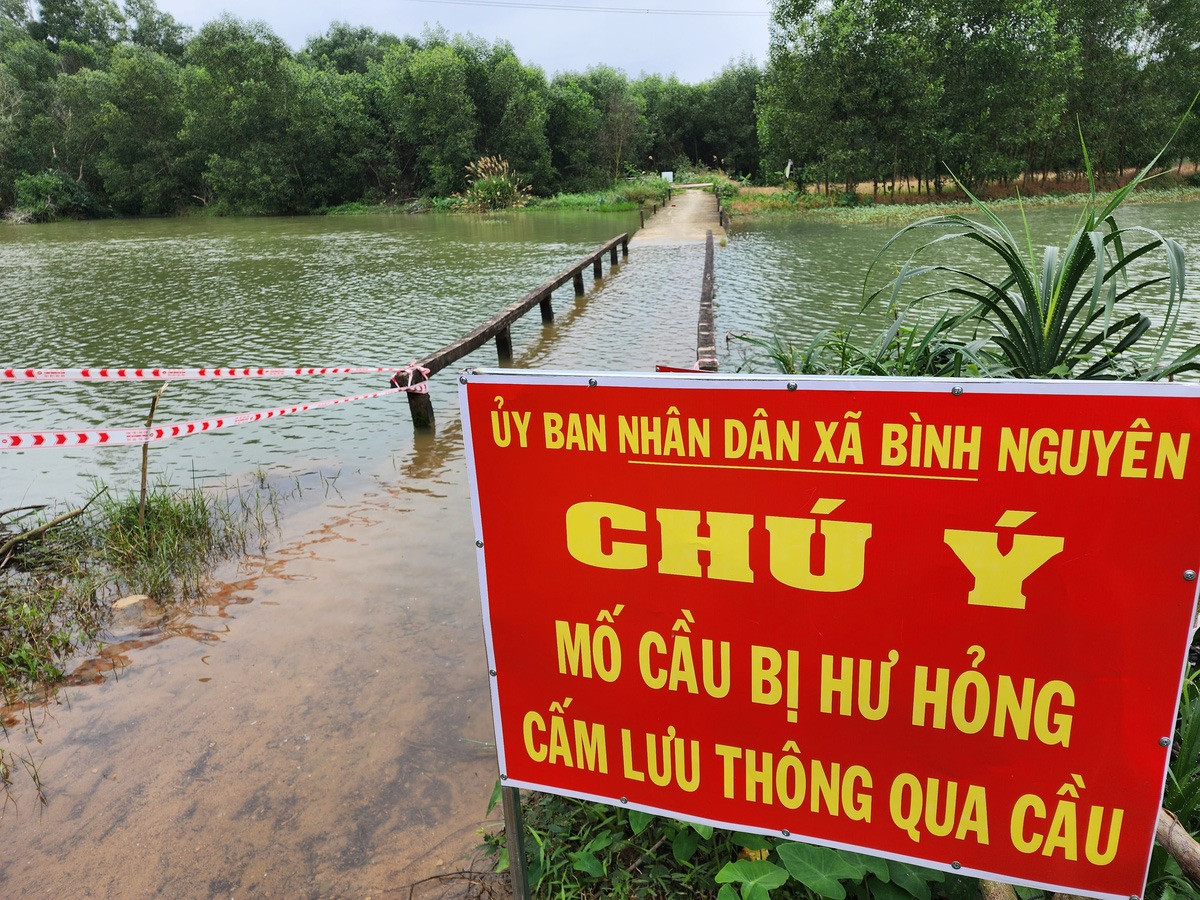 Cây cầu vào khu kinh tế Dung Quất mỗi năm 'mất tích' hơn 6 tháng khiến người dân phải đi vòng 10km- Ảnh 2.