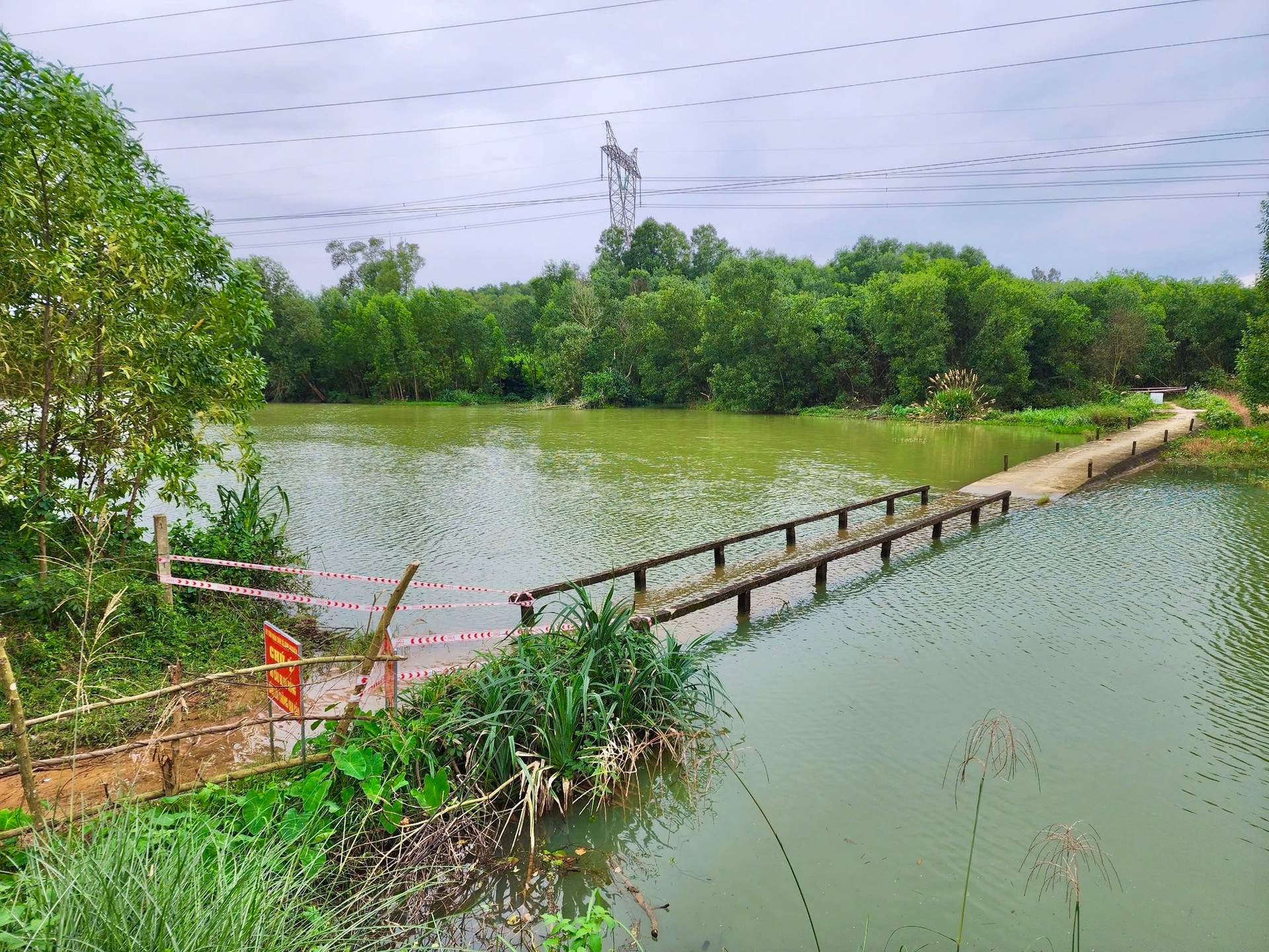 Cây cầu mỗi năm ngập hơn 6 tháng, lãnh đạo đi kiểm tra thì chẳng thấy mặt cầu đâu ảnh 3