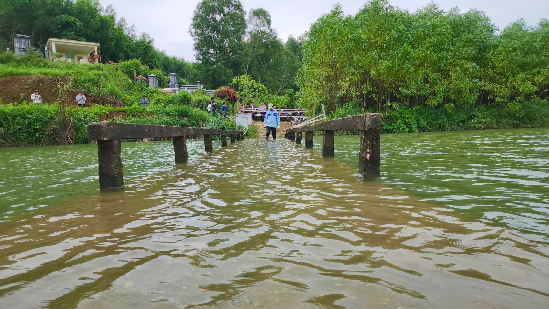 Cây cầu mỗi năm ngập hơn 6 tháng, lãnh đạo đi kiểm tra thì chẳng thấy mặt cầu đâu ảnh 5