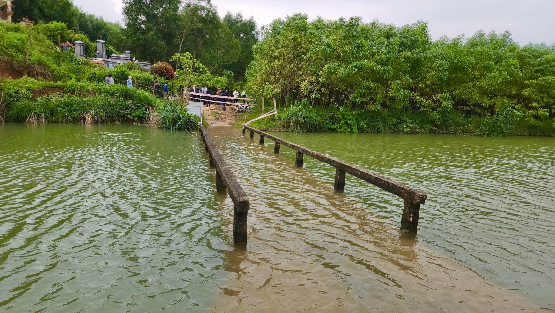 Cây cầu mỗi năm ngập hơn 6 tháng, lãnh đạo đi kiểm tra thì chẳng thấy mặt cầu đâu ảnh 4