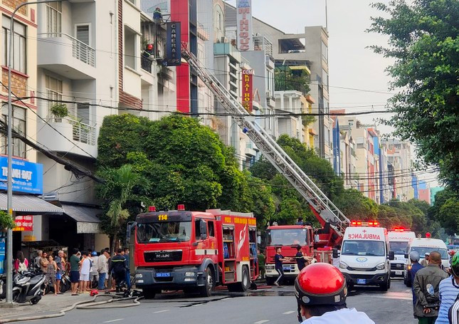 Vụ cháy nhà trọ ở TPHCM: 2 người chết, nhiều người ngạt khói nhập viện ảnh 4