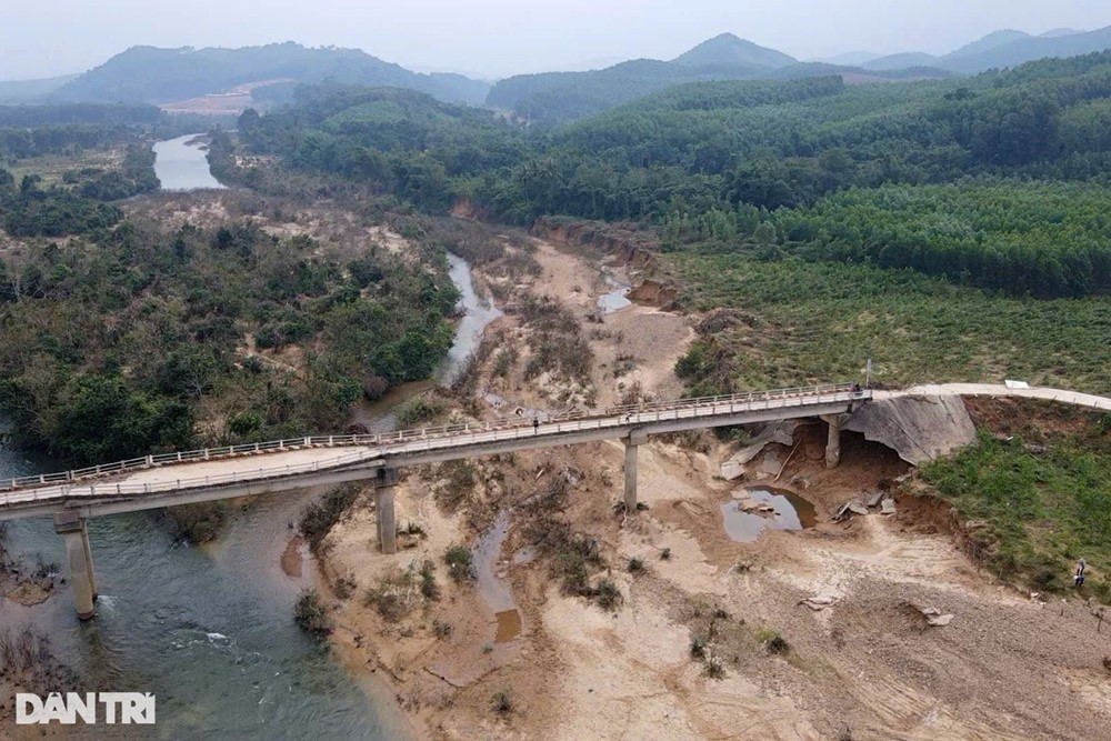 Mưa lớn khiến mố cầu bị xé toạc, bờ sông bị sạt lở nghiêm trọng, Quảng Bình công bố tình huống khẩn cấp về thiên tai - ảnh 1